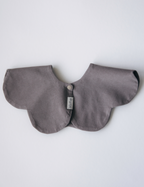 Blomst Bib - catechu brun