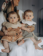 Blomst Bib - rabarbra krem