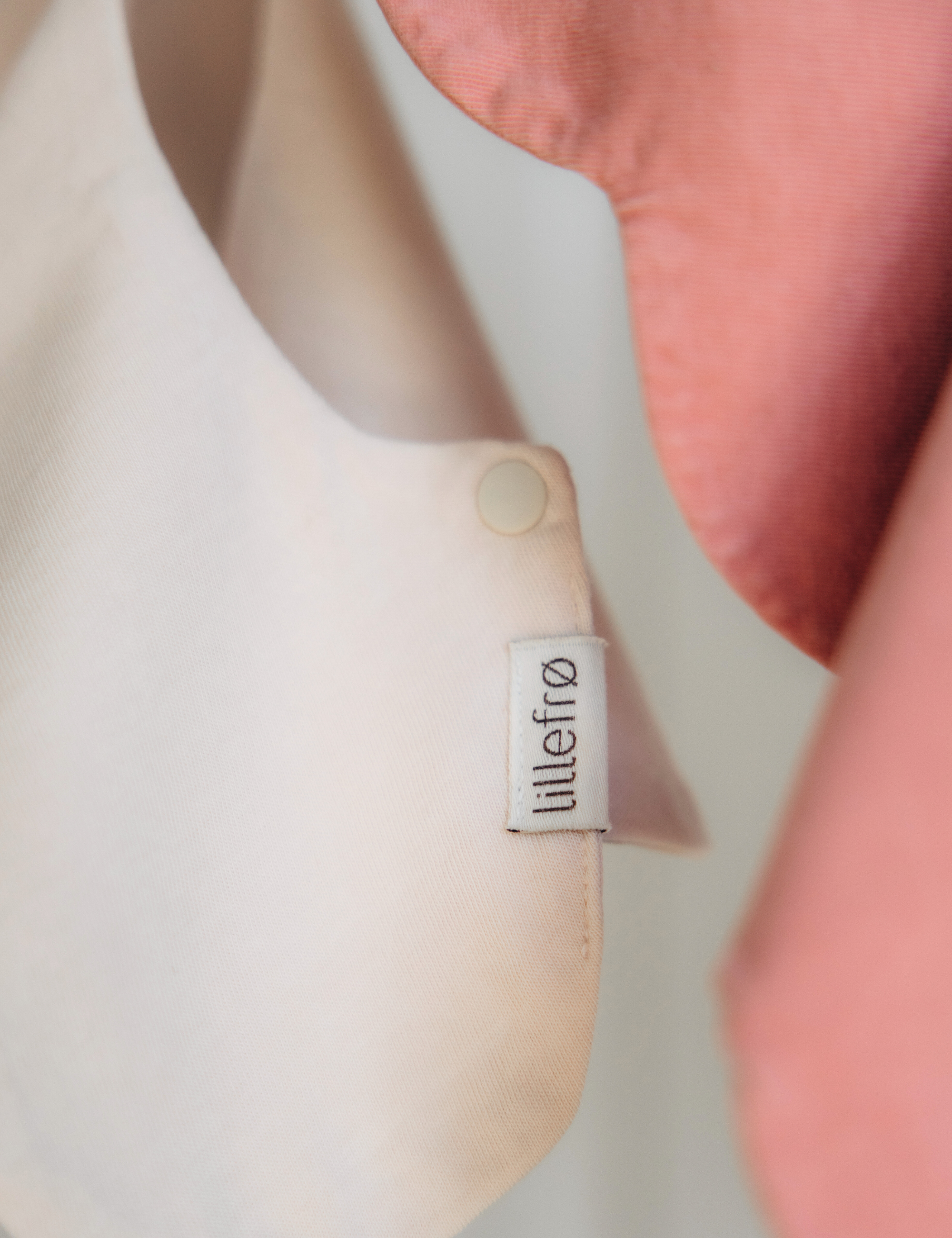 Blomst Bib - rabarbra krem